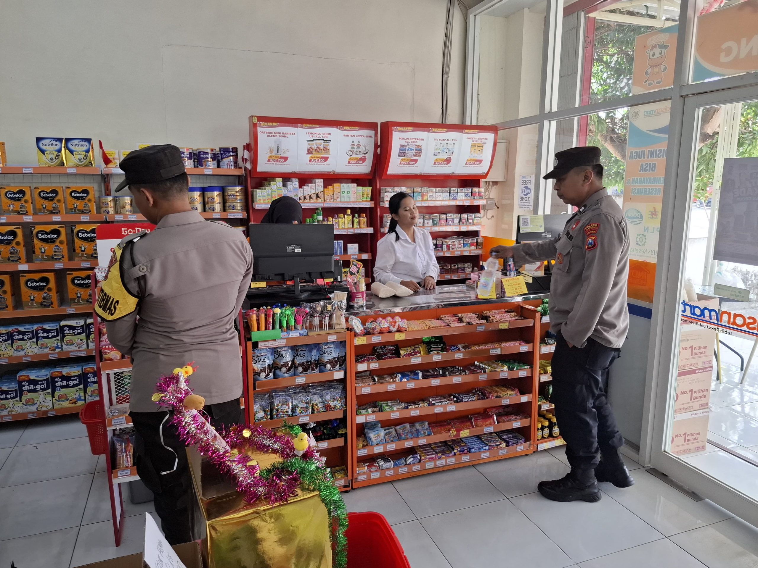 cegah 3C di pusat perbelanjaan dan pertokoan personil Polsek Lembeyan laksanakan patroli kewilayahan di toserba Edisan Mart Lembeyan