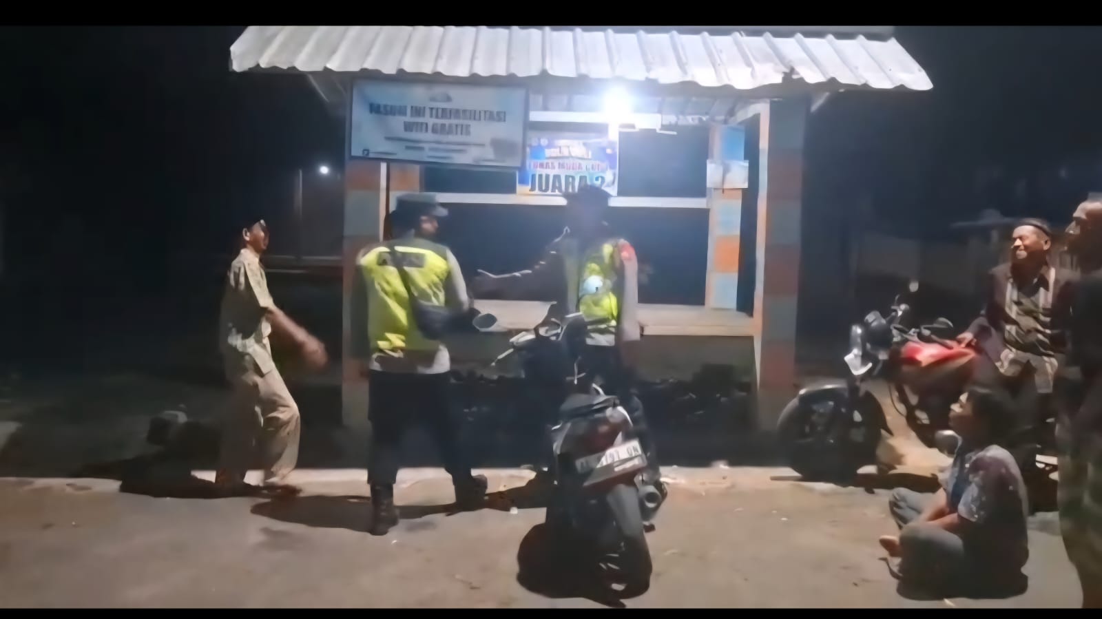 Polsek Panekan melaksanakan patroli malam di Pos Keamanan Lingkungan (Poskamling) Desa Manjung