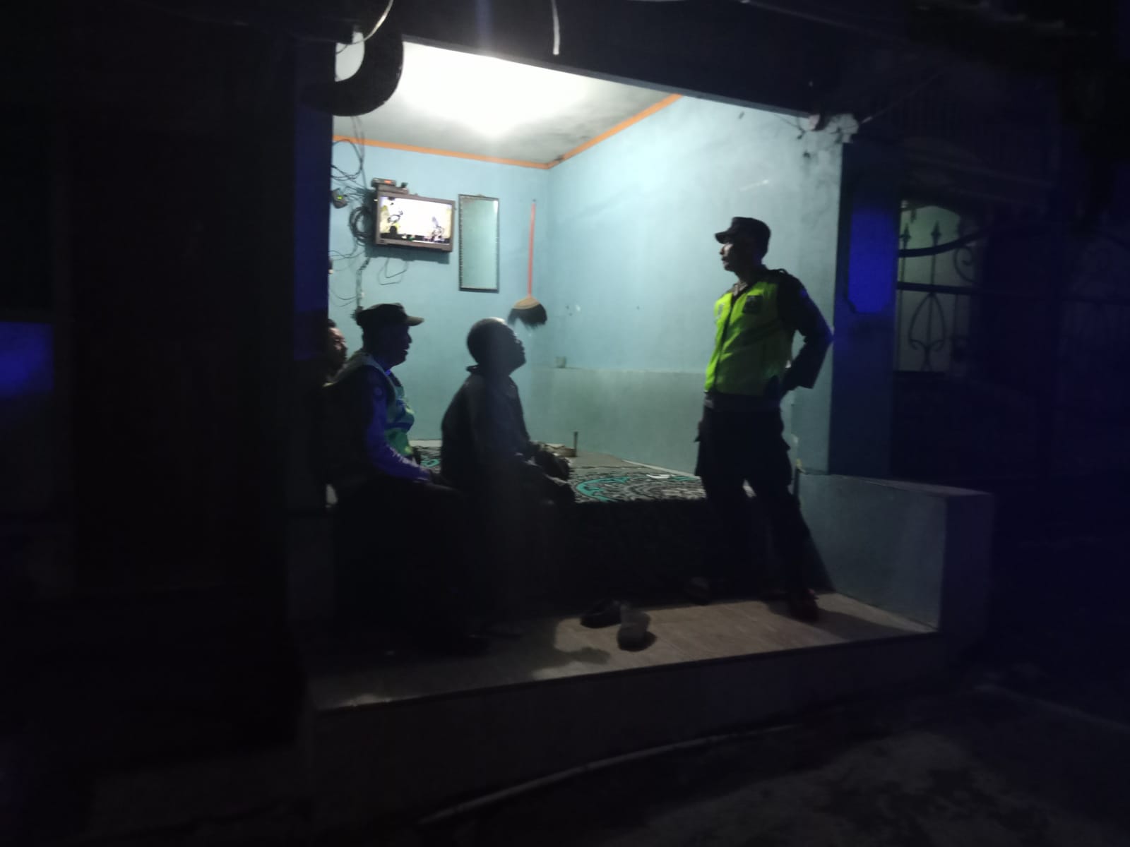 Sinergitas dengan masyarakat dalam menjaga Keamanan lingkungan, Anggota Polsek Plaosan Sambang Pos Kamling