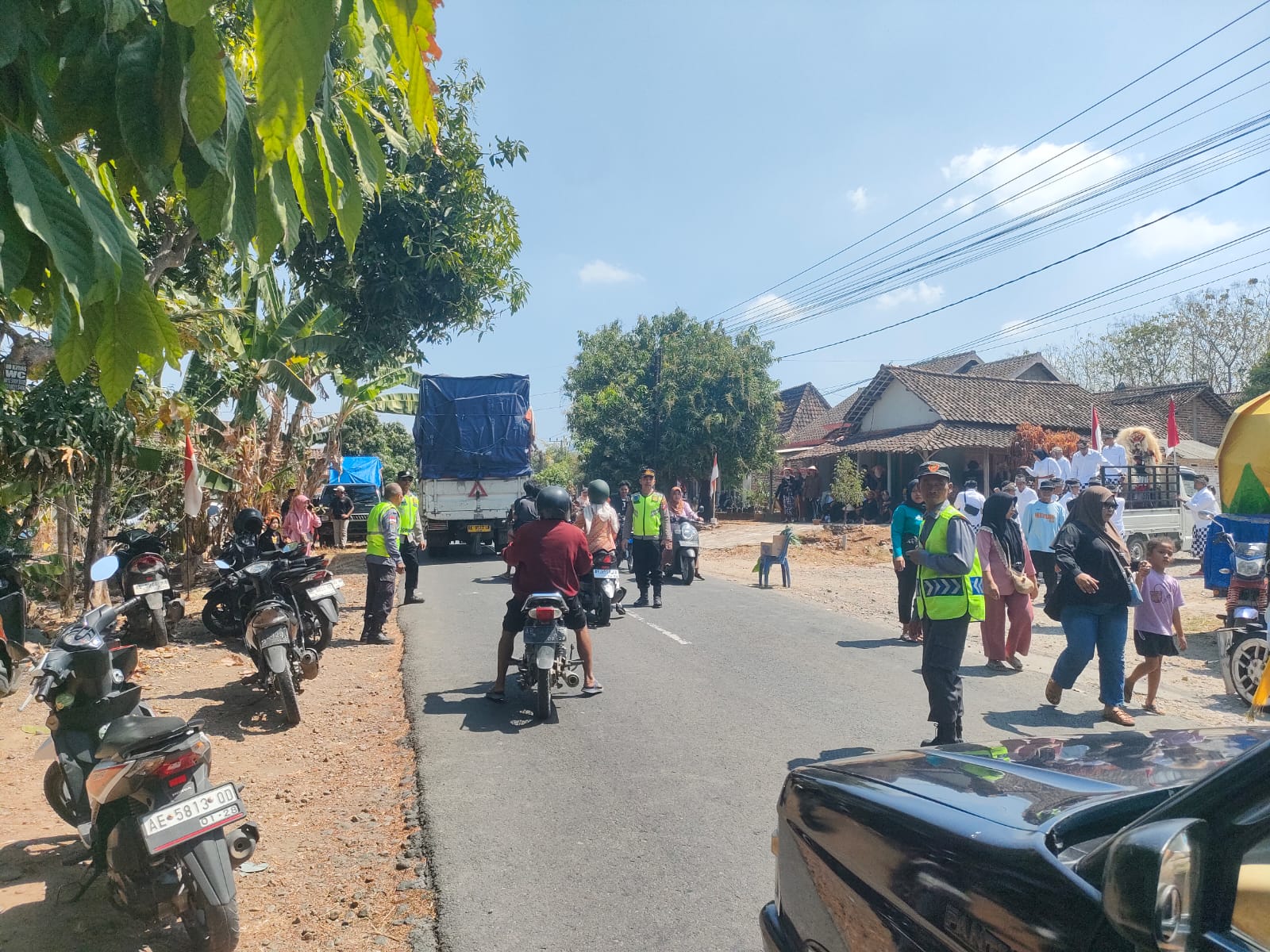 Polsek Parang Polres Magetan Polda Jawa Timur Pastikan Karnaval Budaya Desa Krajan Berlangsung Aman dan Kondusif
