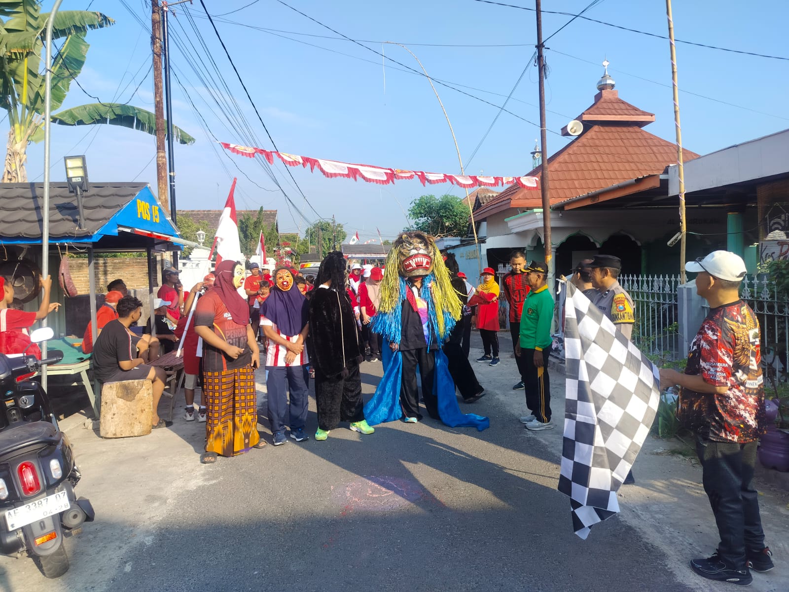 Bhabinkamtibmas Desa Klagen Gambiran Kecamatan Maospati Ikuti Senam Sehat dan Mlaku Bareng dalam Semarak HUT Kemerdekaan RI ke-81