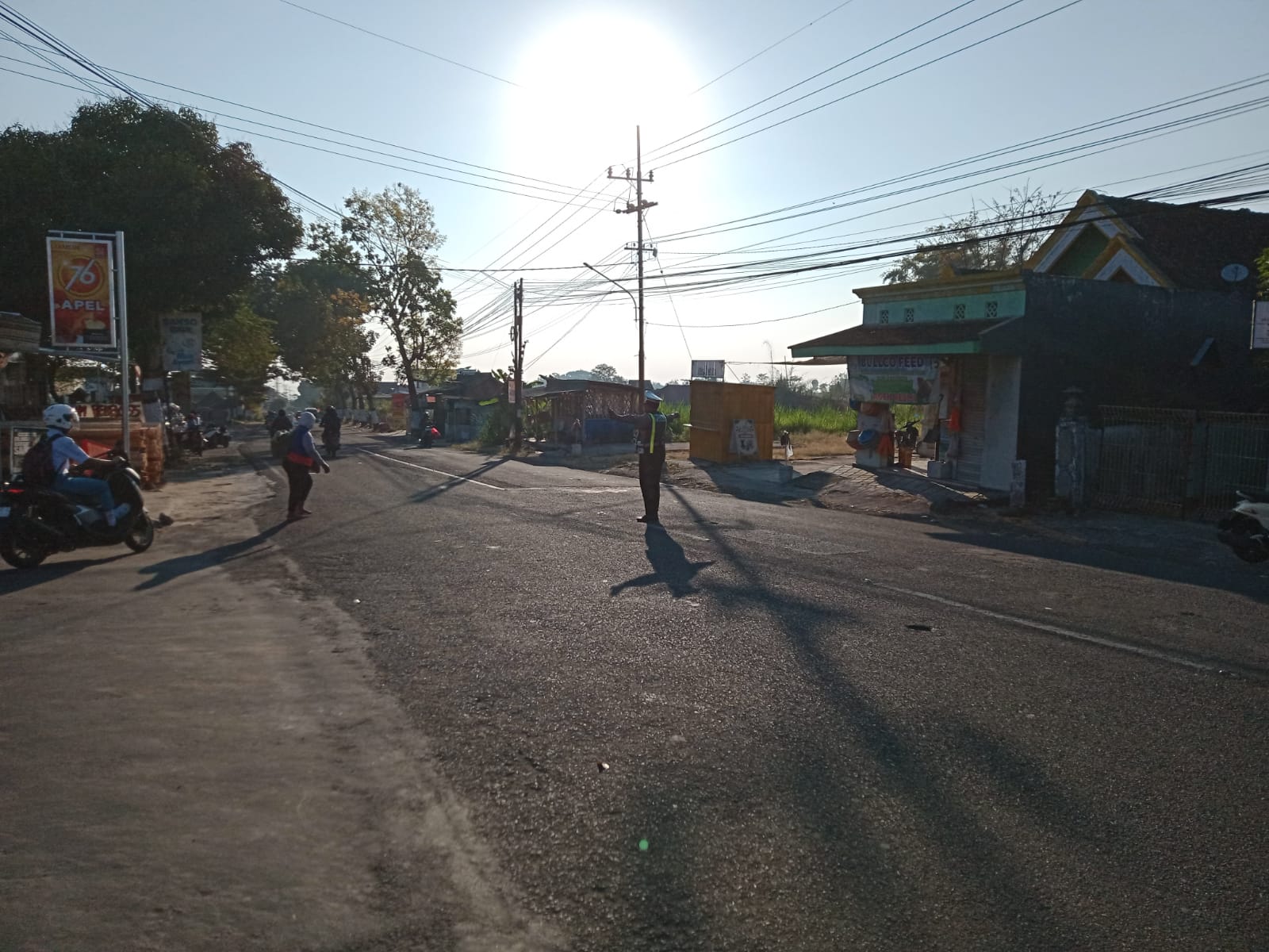 Sinergitas dengan warga masyarakat dalam menjaga Keamanan di lingkungan, Anggota Polsek Plaosan Sambang Pos Kamling
