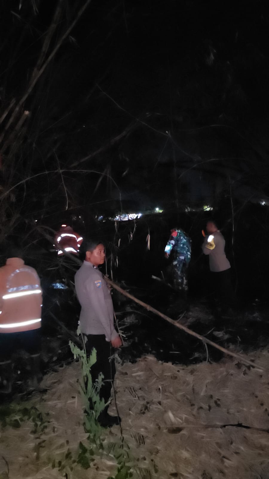 Bhabinkamtibmas Kelurahan Kraton Bersama BPBD dan Warga Padamkan Kebakaran Bambu