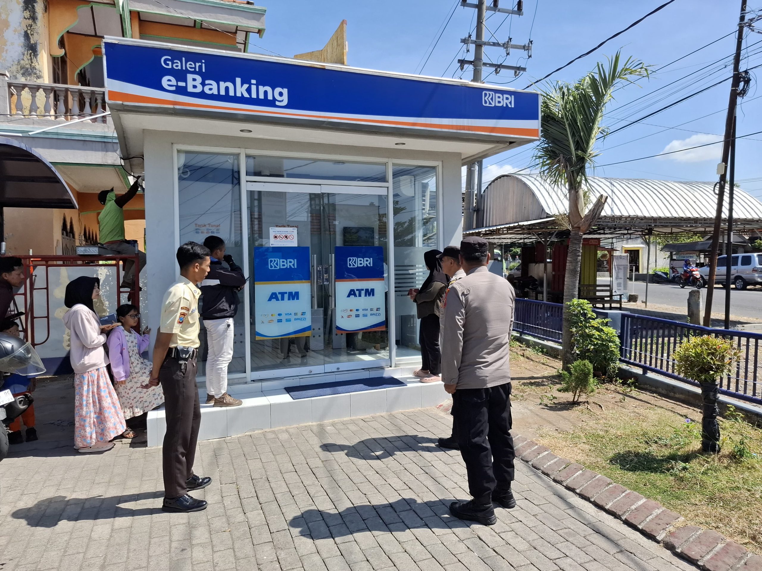 Berikan rasa aman masyarakat di areal perbankan Personil Polsek Lembeyan laksanakan patroli kewilayahan di Bank BRI Unit Lembeyan cegah tindak kriminalitas
