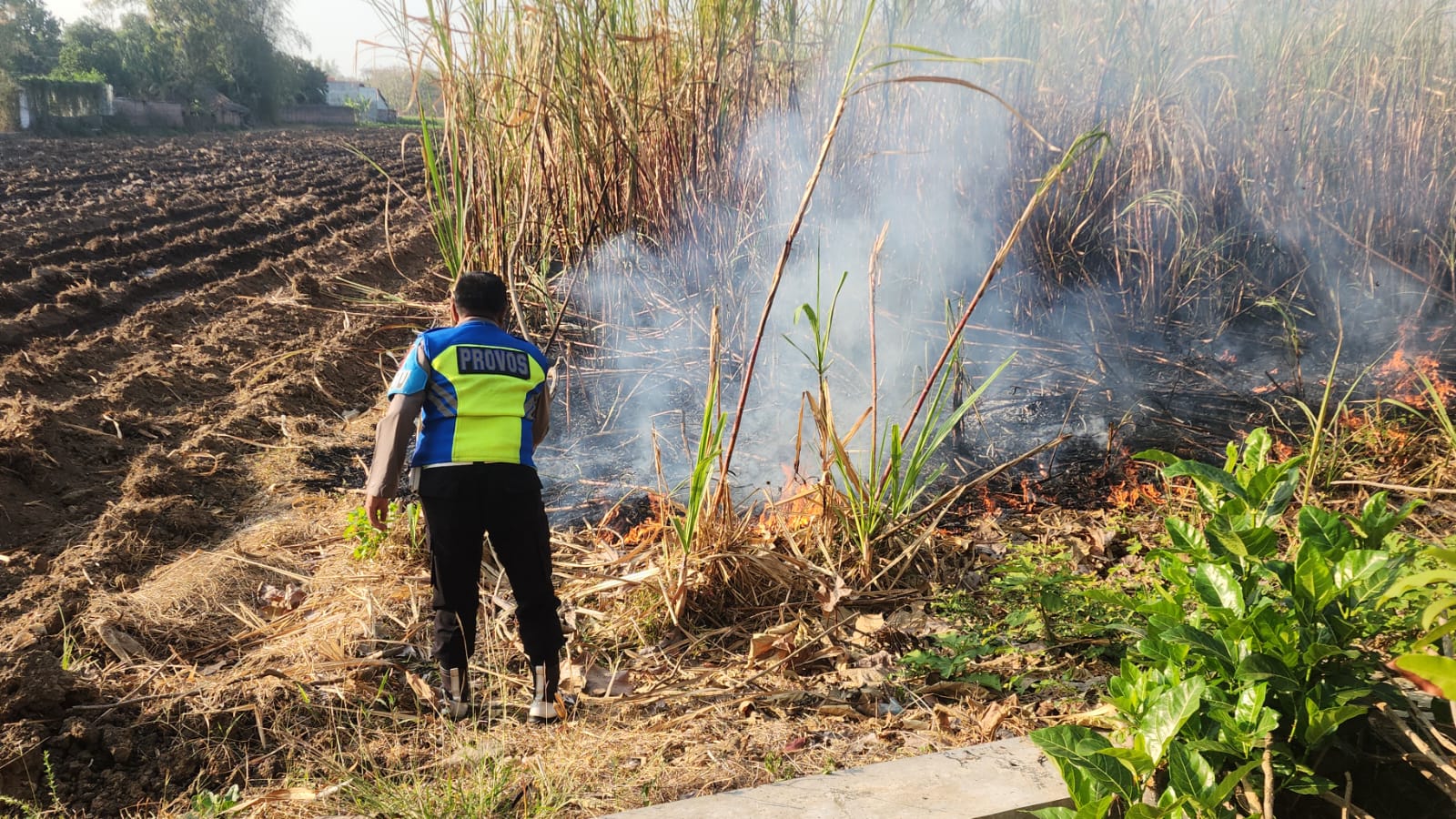 Sigap Tangani Kebakaran Lahan Tebu, Polsek Sukomoro Laksanakan Mitigasi