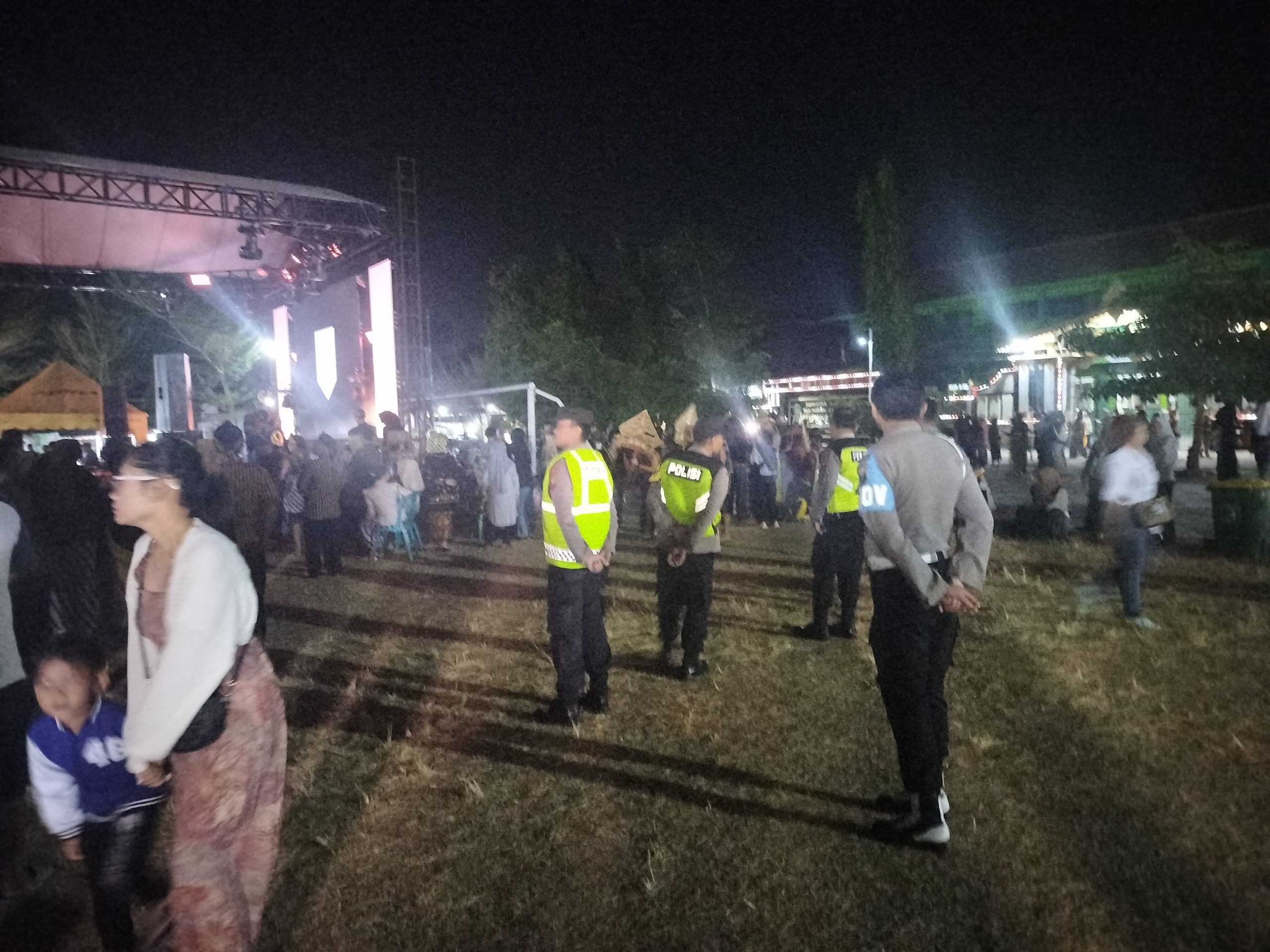 Personel Polsek Maospati Amankan Malam Puncak Seni HUT RI ke-81 dan HUT SMPN 1 Maospati ke-69