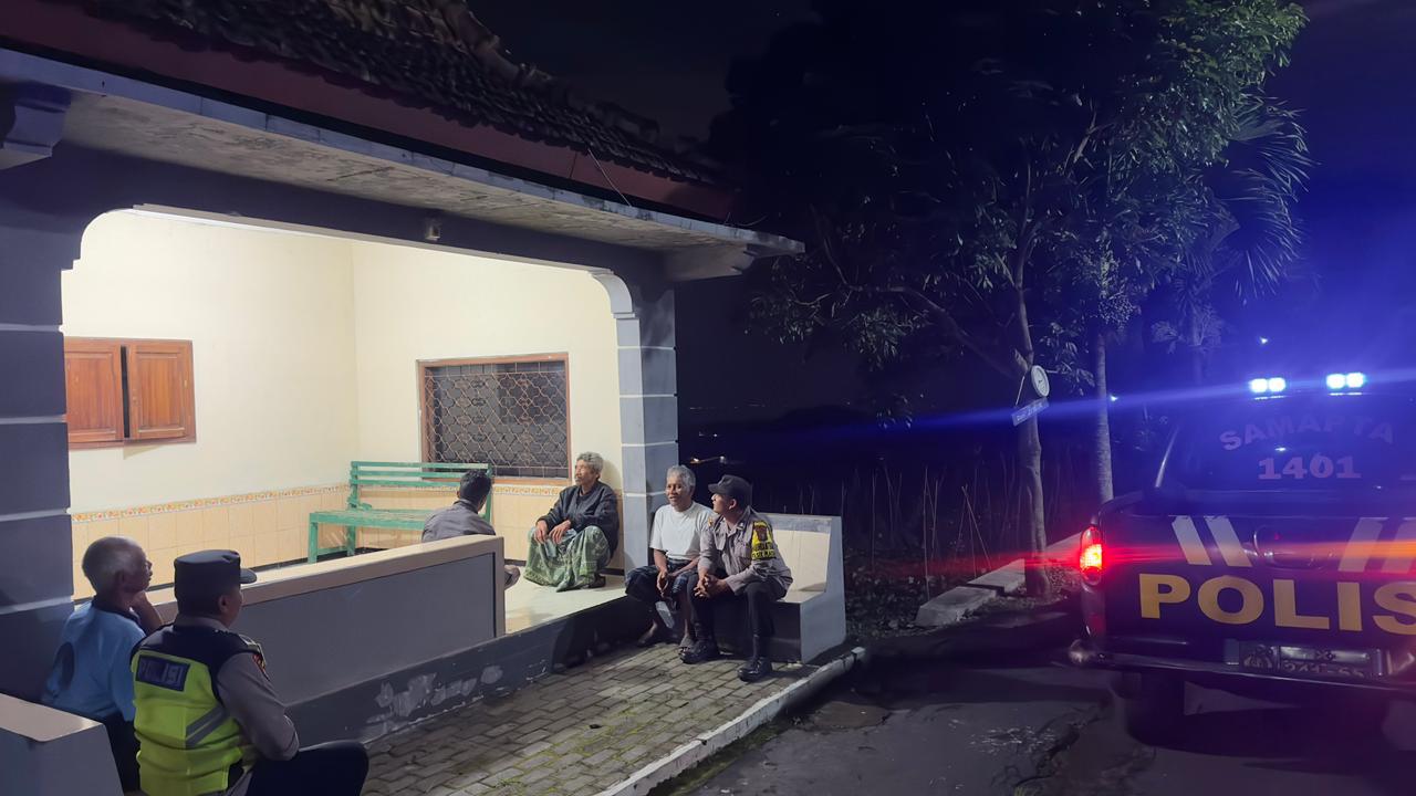 Sinergitas dengan penduduk dalam menjaga Keamanan lingkungan, Anggota Polsek Plaosan Sambang Pos Kamling di desa