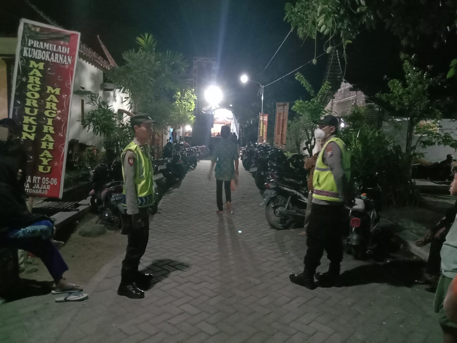 Patroli Malam Polsek Kartoharjo Amankan Pagelaran Wayang Kulit Semalam Suntuk di Desa Jajar