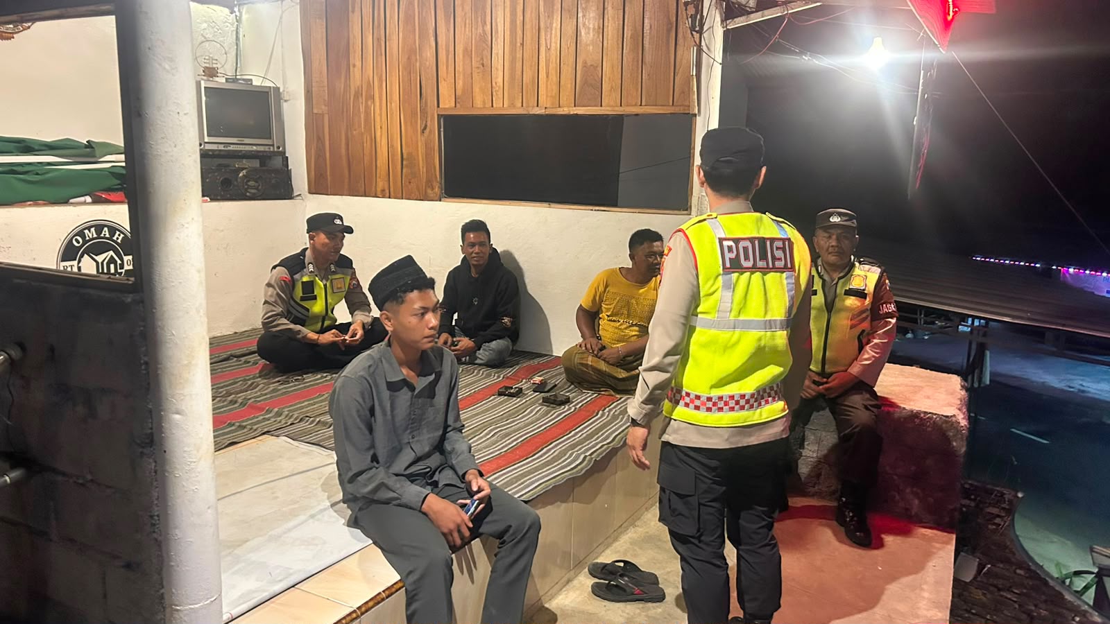Sinergitas dengan penduduk dalam menjaga Keamanan lingkungan, Anggota Polsek Plaosan Sambangi Pos Kamling di desa