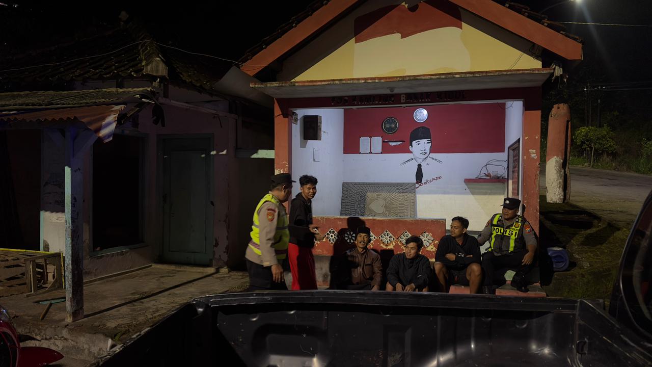 Sinergitas dengan warga dalam menjaga lingkungan, Anggota Polsek Plaosan Sambangi Pos Kamling di desa