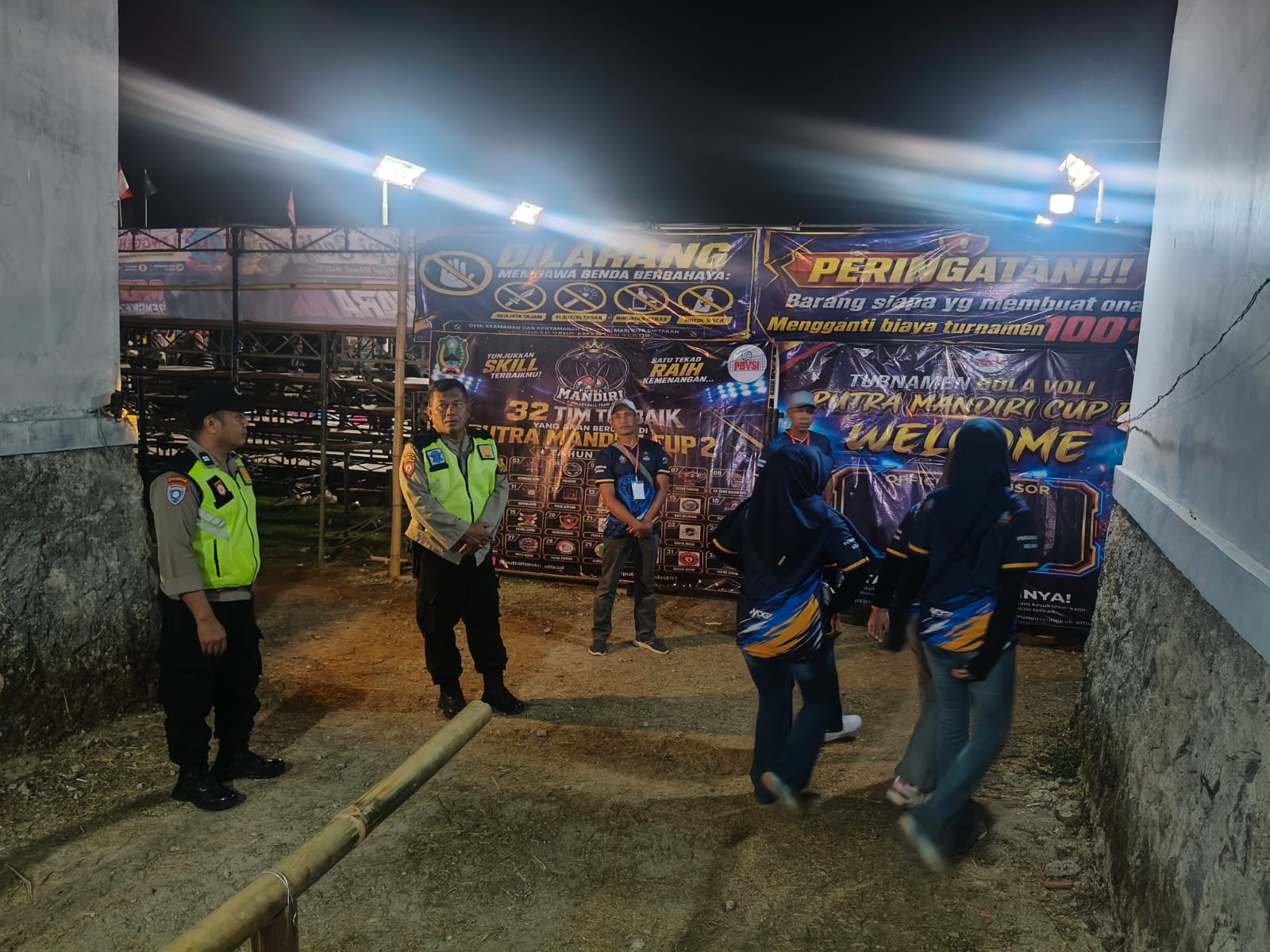 Jaga Sportivitas dan Kebersamaan, Polsek Parang Polres Magetan Polda Jawa Timur Dalam Rangka Pelayanan Masyarakat Amankan Putra Mandiri Cup II
