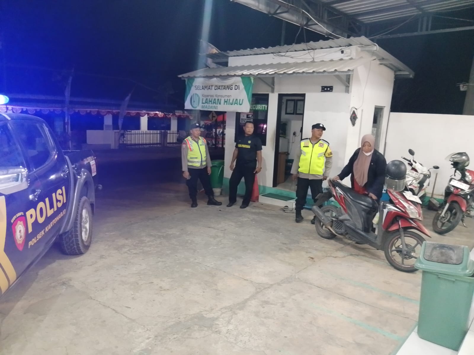 Patroli Malam Polsek Kartoharjo Dialogis di Pertokoan, Ingatkan Warga Waspada Curanmor
