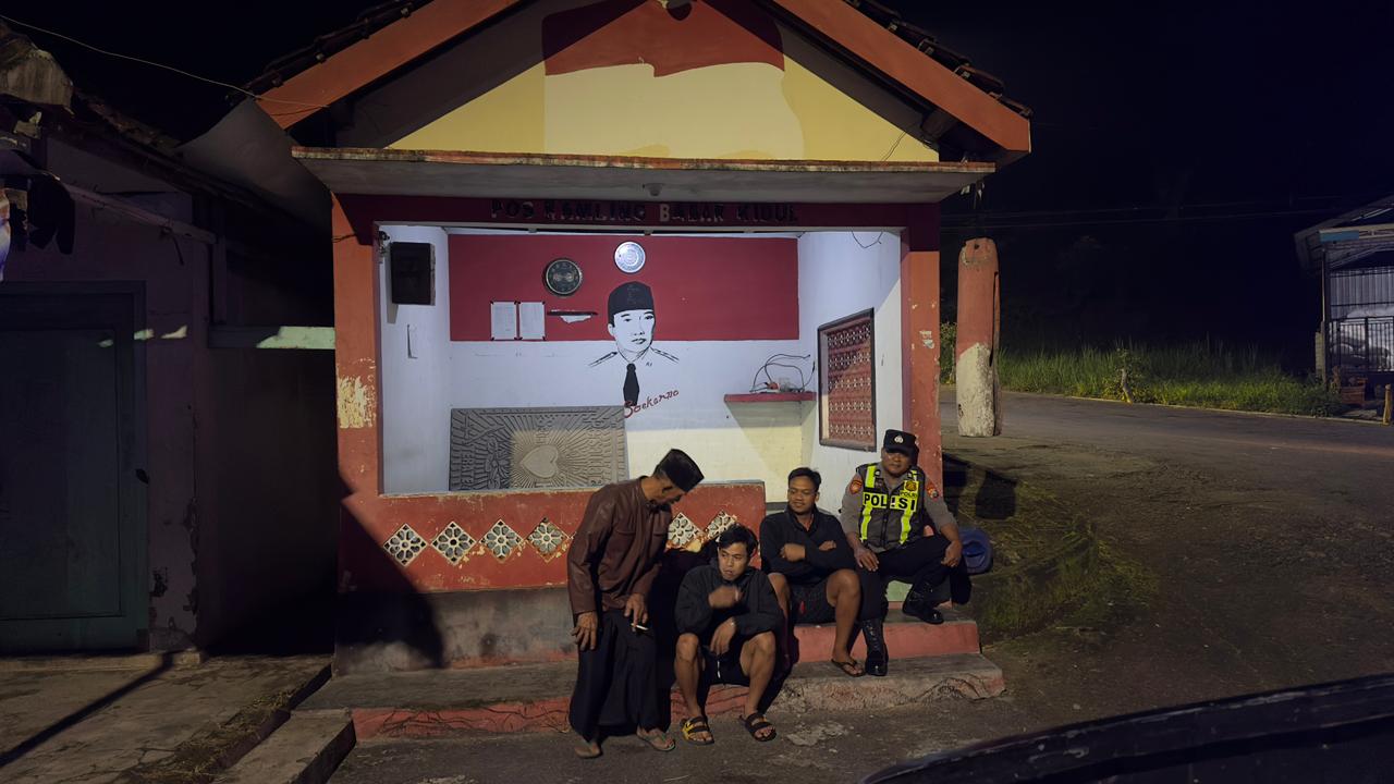 Sinergitas dengan warga dalam menjaga lingkungan dan pemukiman, Anggota Polsek Plaosan Sambangi Pos Kamling