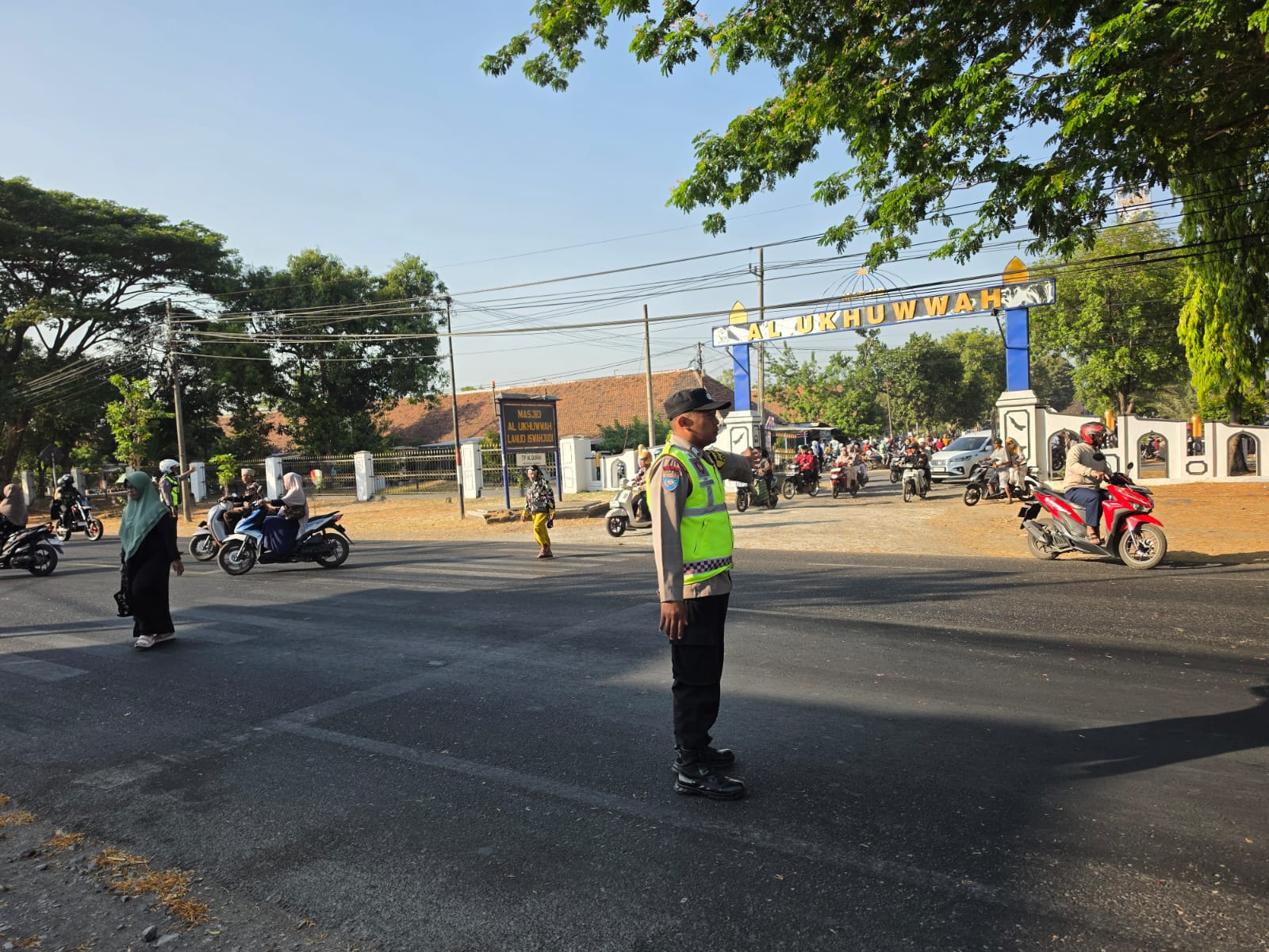 **Personel Polsek Maospati Laksanakan Pengamanan Jalur Pengajian Rutin Ahad Pagi di Masjid Al-Ukhuwah**