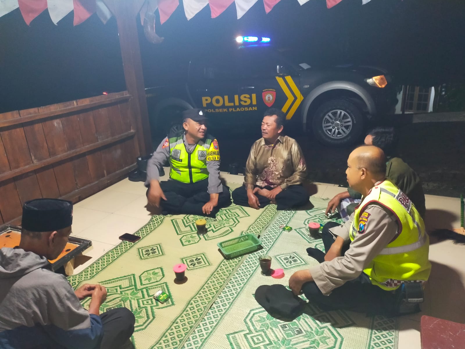 Wujud Sinergitas dengan warga dalam menjaga keamanan lingkungan, Anggota Polsek Plaosan Sambang Pos Kamling