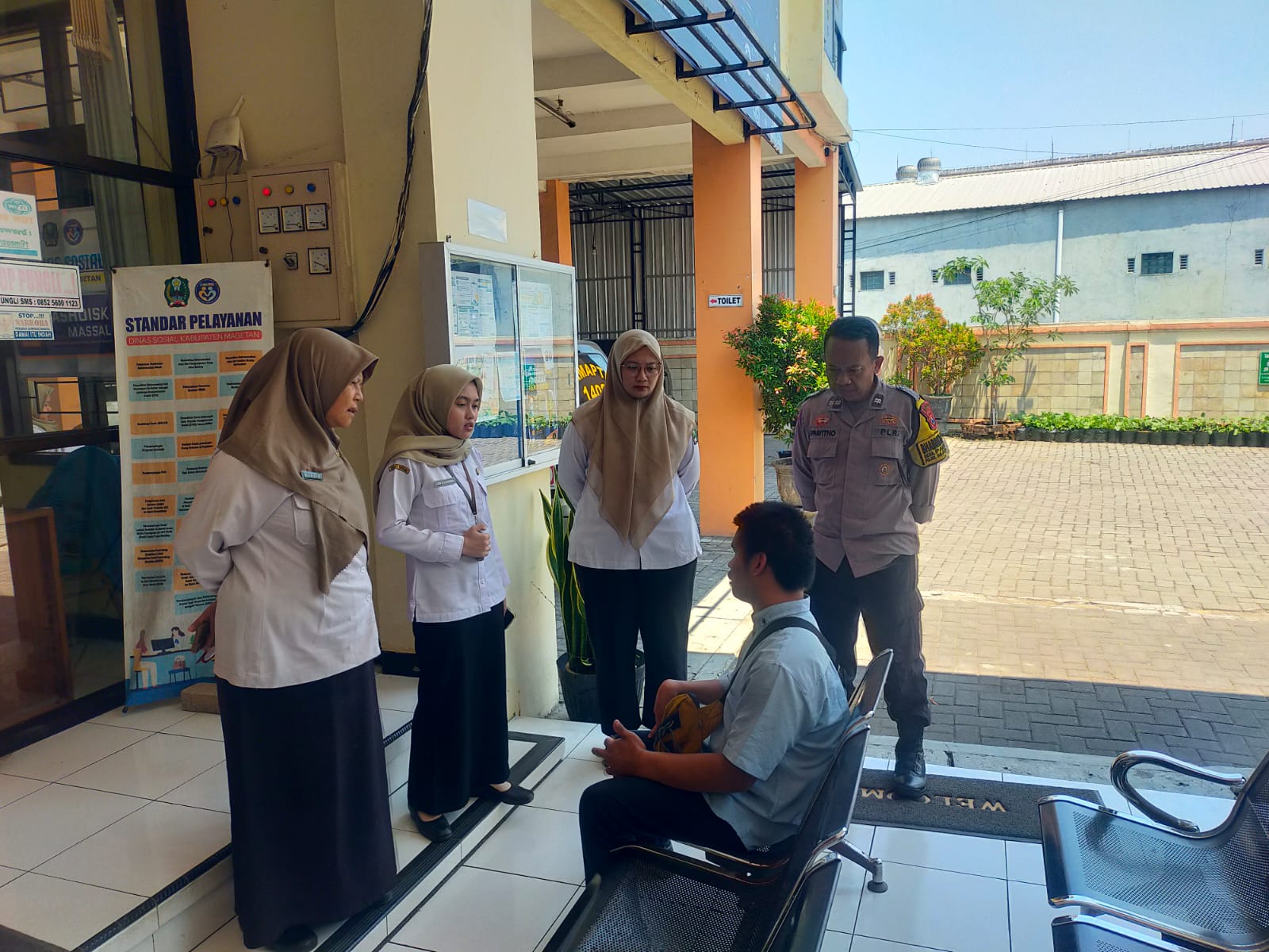 **Polsek Maospati Antar Orang Terlantar ke Dinas Sosial Kabupaten Magetan**