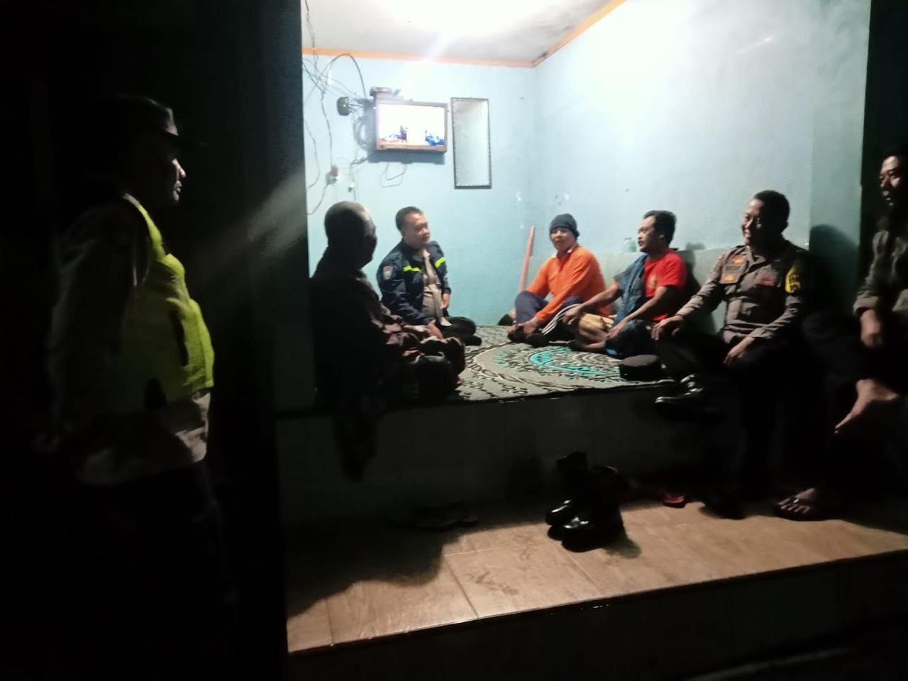 Wujud Sinergitas dengan warga dalam menjaga keamanan lingkungan, Polsek Plaosan Sambang Pos Kamling
