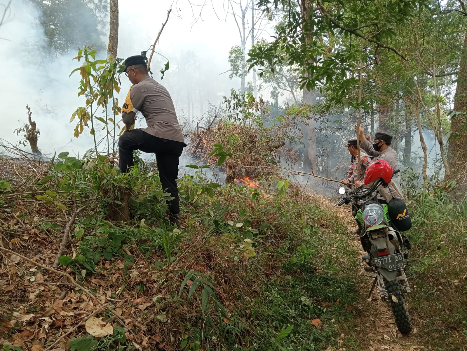 Tak Tunggu Api Meluas, Polisi Bersama Warga Langsung Tangani Karhutla di Petak 66