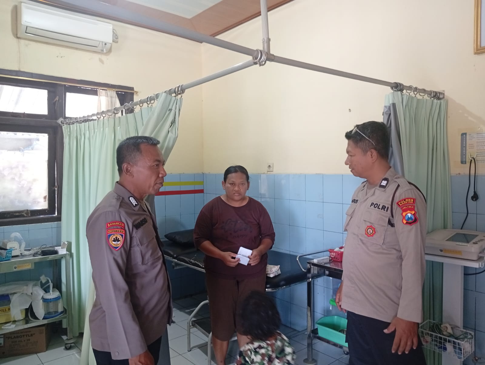 Polri untuk Masyarakat, Polsek Kartoharjo Respons Cepat Layanan 110 Antar Warga Sakit ke Puskesmas