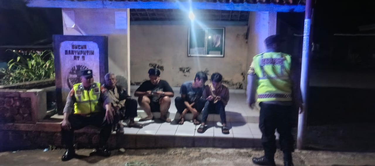 Wujud Sinergitas dengan penduduk dalam menjaga keamanan lingkungan, Polsek Plaosan Sambang Pos Kamling