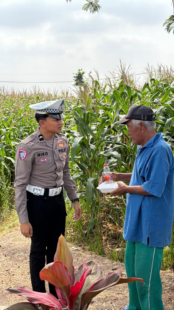 Patroli Sambil Berbagi, Satlantas Magetan Perkuat Kedekatan dengan Masyarakat