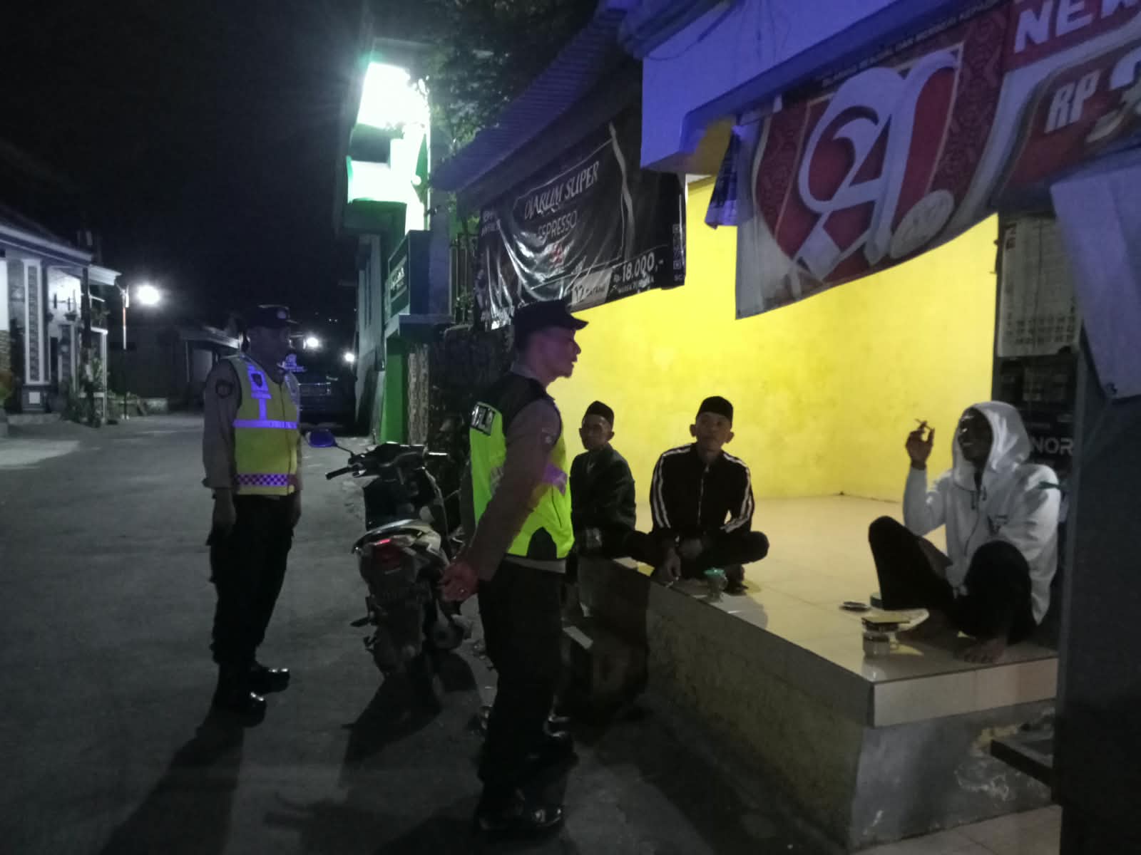 Wujud Sinergitas bersama warga dalam menjaga keamanan lingkungan sekitar, anggota Polsek Plaosan Sambang Pos Kamling
