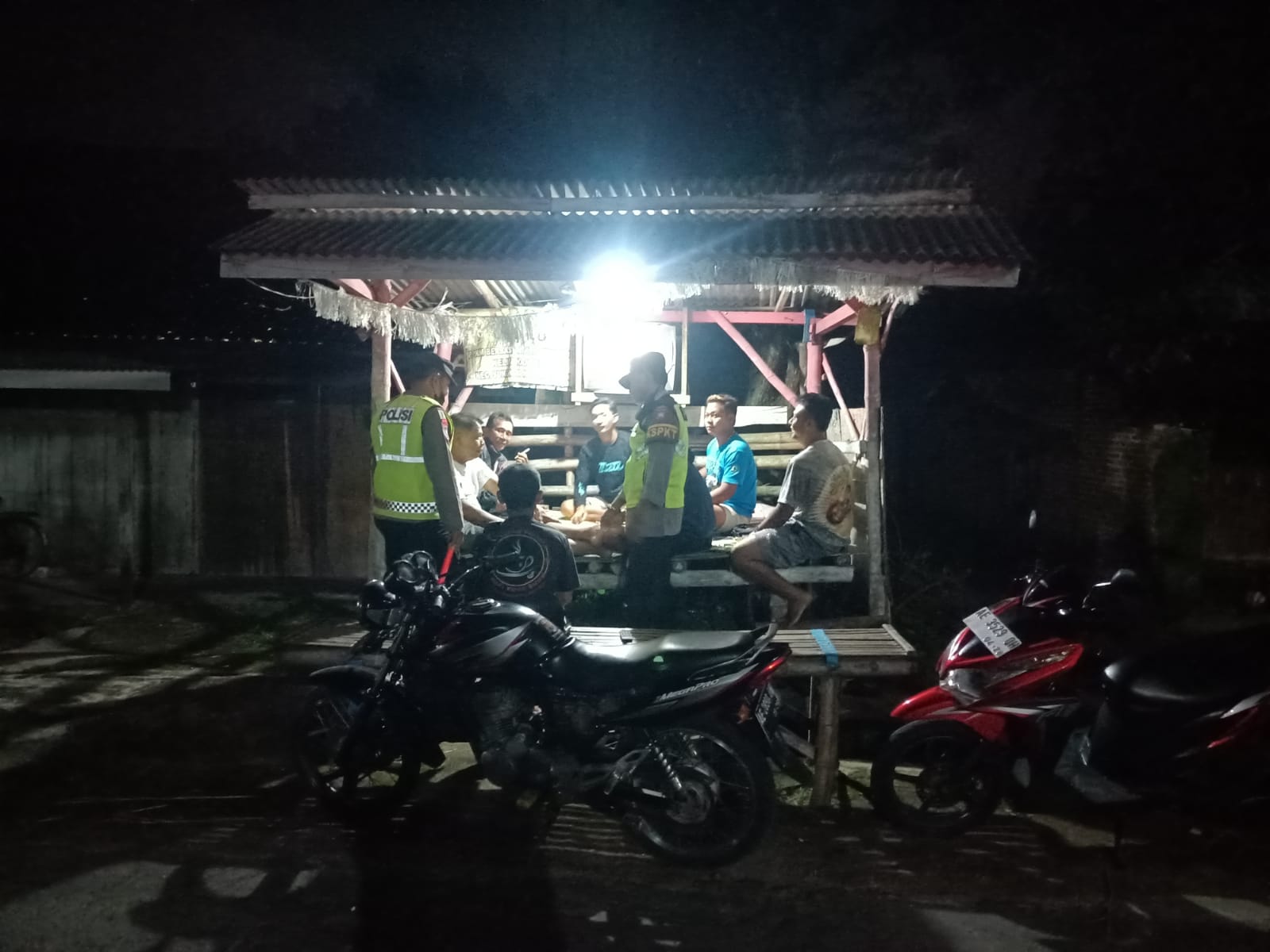 Tingkatkan Kamtibmas, Polsek Sukomoro Laksanakan Patroli Dialogis di Pos Kamling Kelurahan Tinap