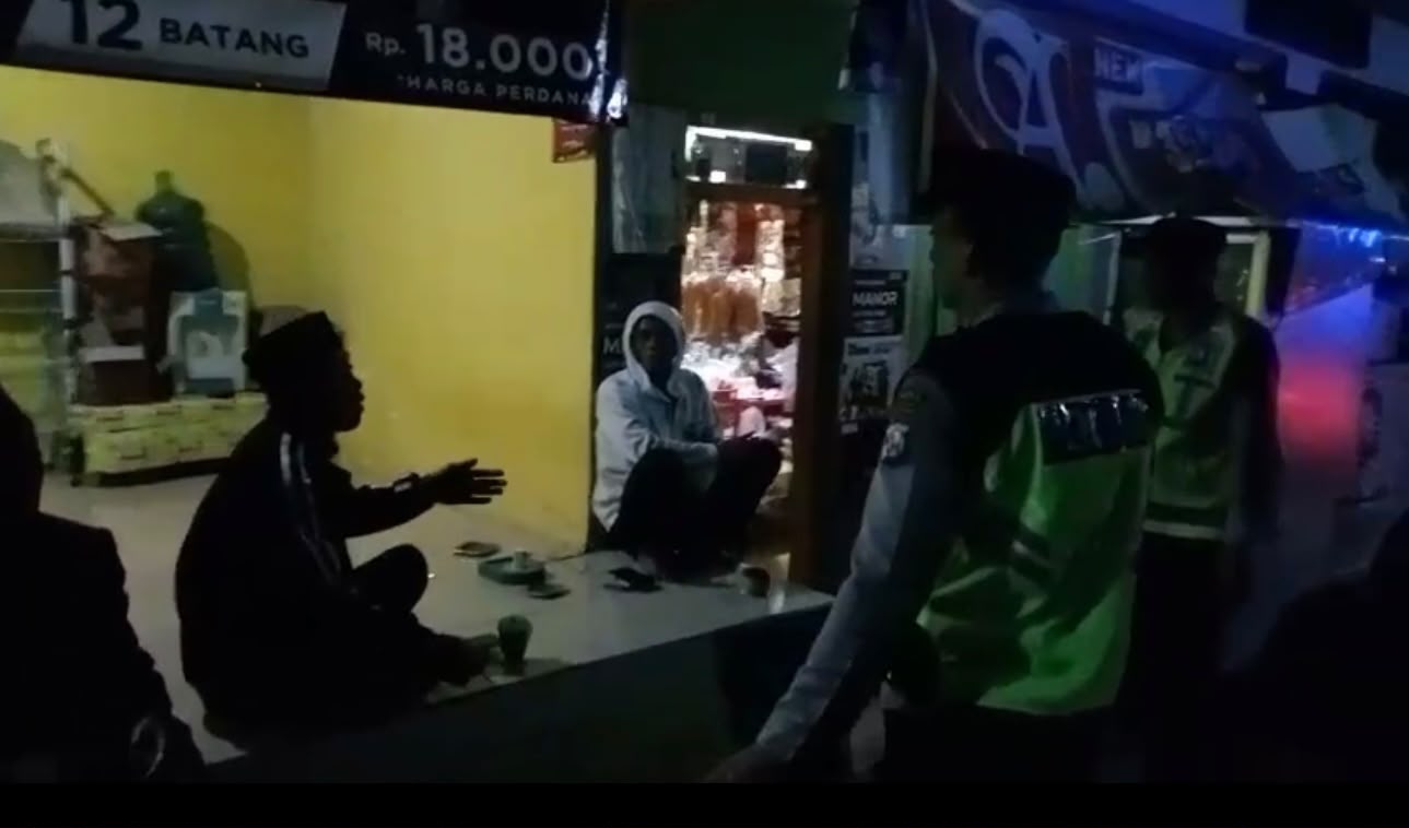 Sinergitas bersama warga dalam menjaga keamanan di lingkungan, anggota Polsek Plaosan Sambang Pos Kamling