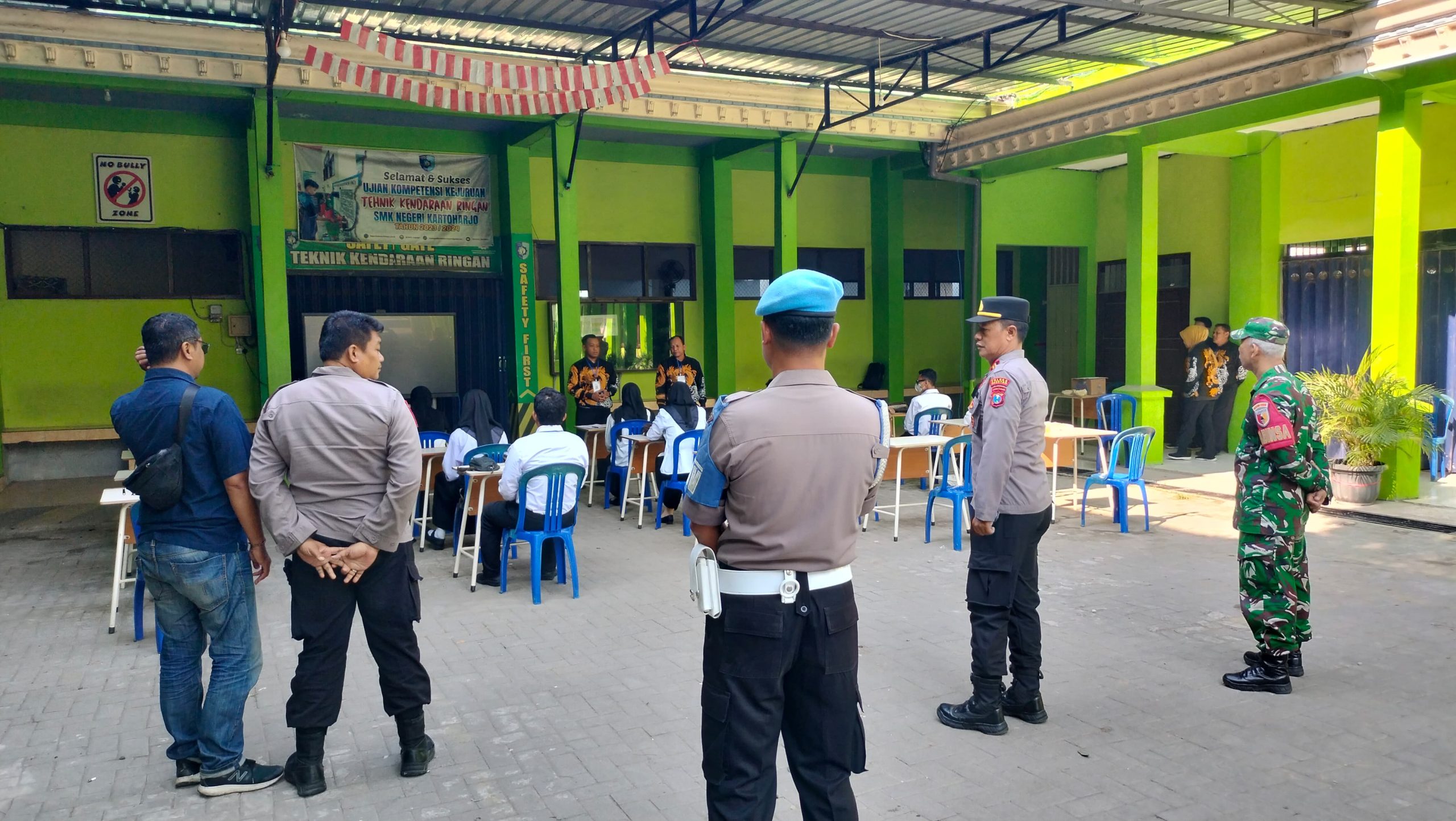 Wakapolsek Kartoharjo Monitoring dan Amankan Ujian CAT Pengisian Perangkat Desa Karangmojo