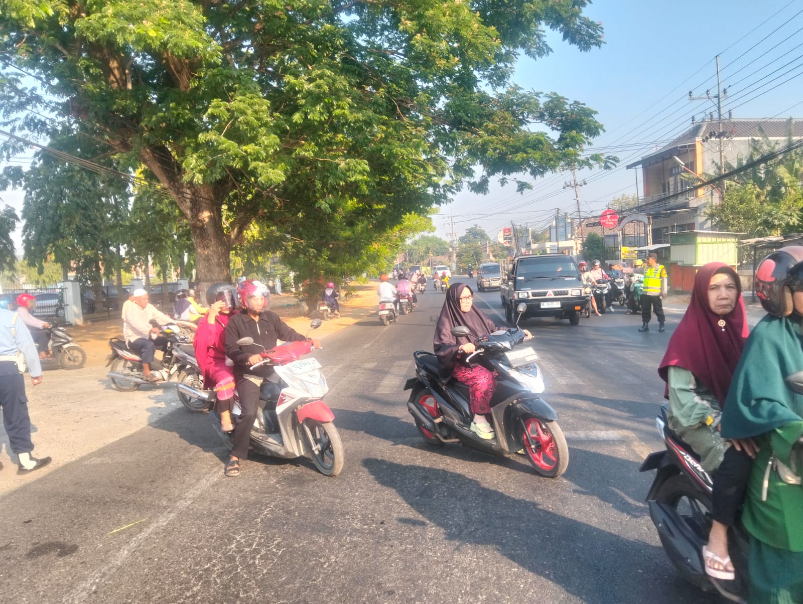 Polsek Maospati Laksanakan Pengamanan Pengajian Rutin Ahad Pagi di Masjid Al Ukhuwah Lanud Iswahjudi