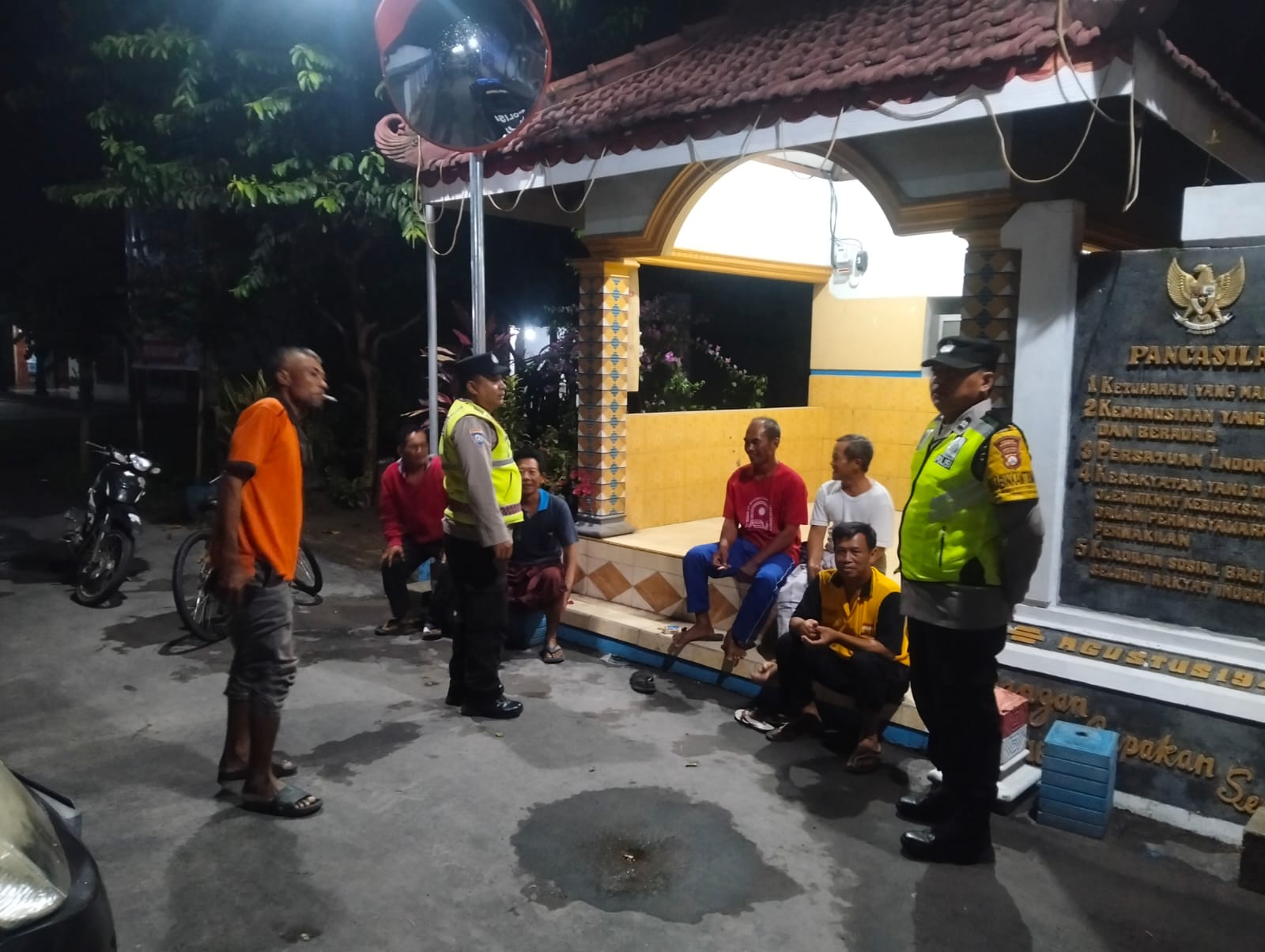 PETUGAS PATROLI PRESISI POLSEK NGUNTORONADI POLRES MAGETAN POLDA JATIM MELAKSANAKAN KEGIATAN SAMBANG KAMTIBMAS UNTUK PENGECEKAN POS KAMLING DI DESA SUKOWIDI KEC.NGUNTORONADI KAB.MAGETAN