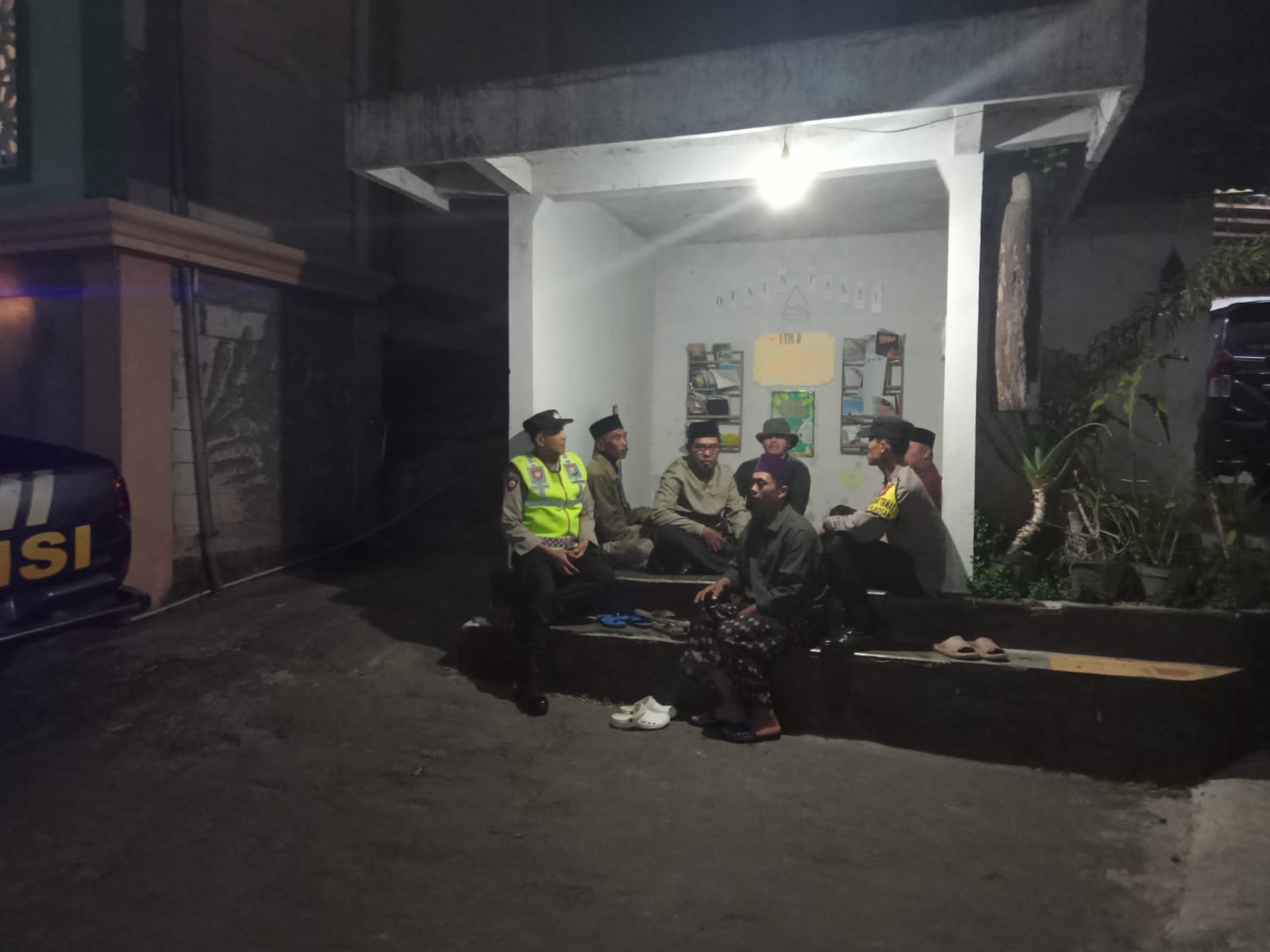 Sinergitas bersama dengan warga masyarakat dalam menjaga keamanan lingkungan, anggota Polsek Plaosan Sambang Pos Kamling