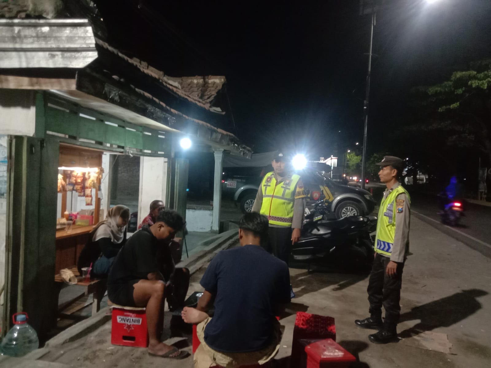 Patroli Malam, Polsek Kartoharjo Sampaikan Pesan Kamtibmas kepada Masyarakat