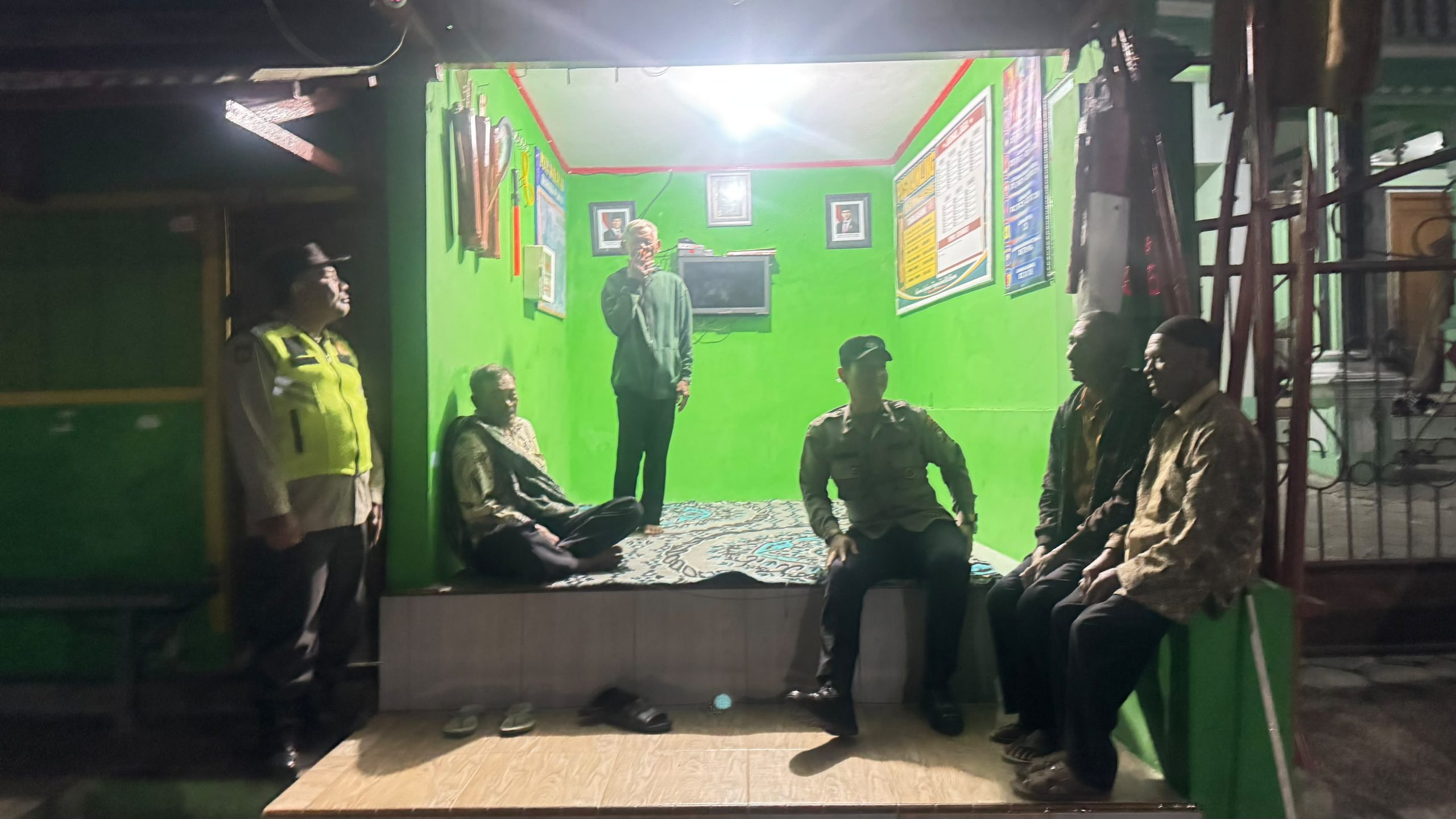 Sinergitas bersama dengan warga masyarakat dalam menjaga keamanan lingkungan, Polsek Plaosan Sambang Pos Kamling