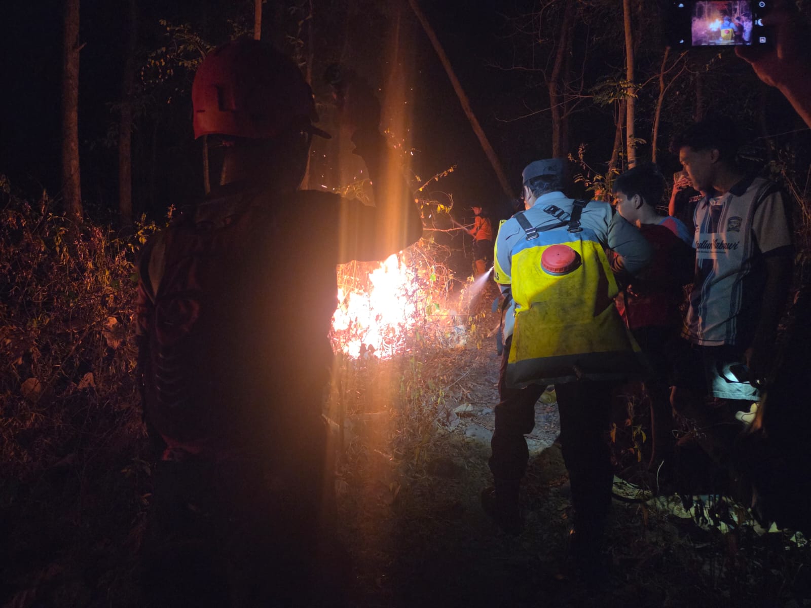 Polsek Ngariboyo Bersama TNI, BPBD dan Masyarakat Tangani Kebakaran Lahan di Desa Banjarpanjang